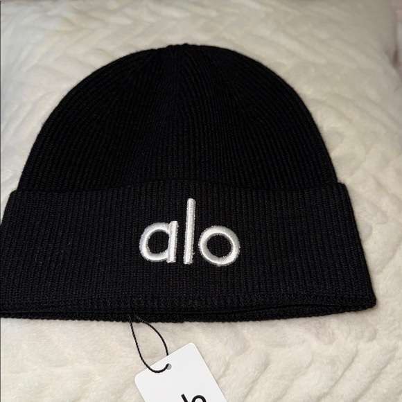 🆕 Unisex ALO Yoga Classic Black Knit Beanie - Picture 2 of 3